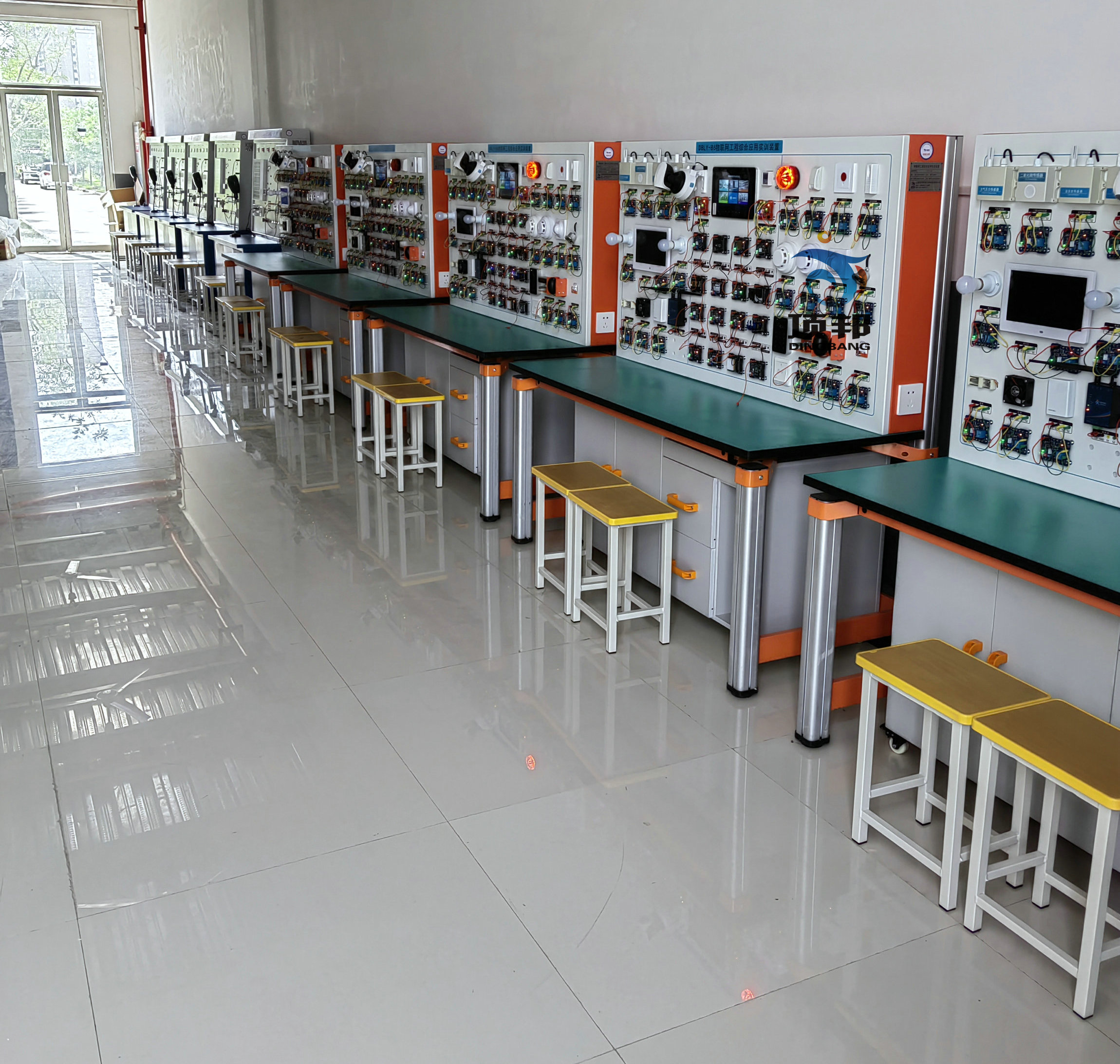 物聯(lián)網(wǎng)工程綜合應(yīng)用實訓(xùn)裝置