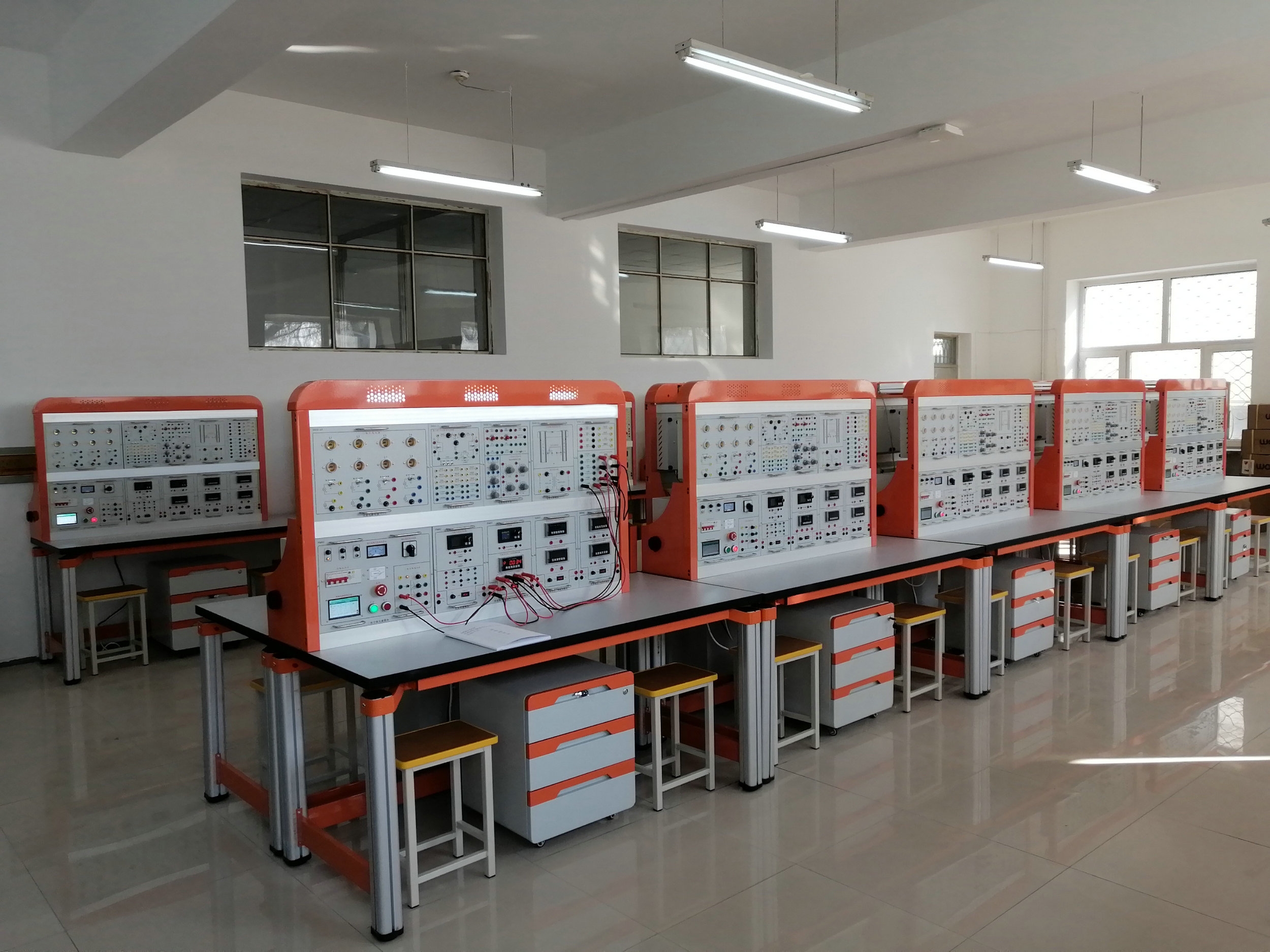 互聯(lián)網(wǎng)虛實(shí)結(jié)合電工技術(shù)實(shí)驗(yàn)平臺(tái)