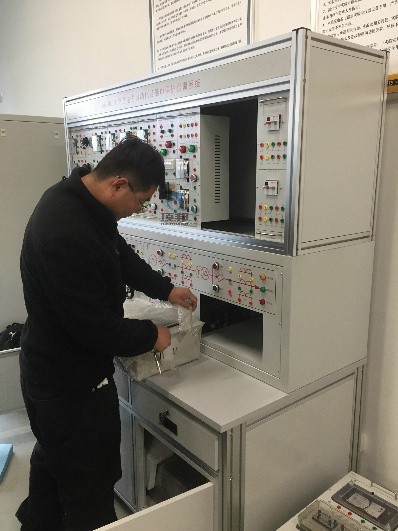新型電力自動(dòng)化及繼電保護(hù)實(shí)訓(xùn)系統(tǒng)