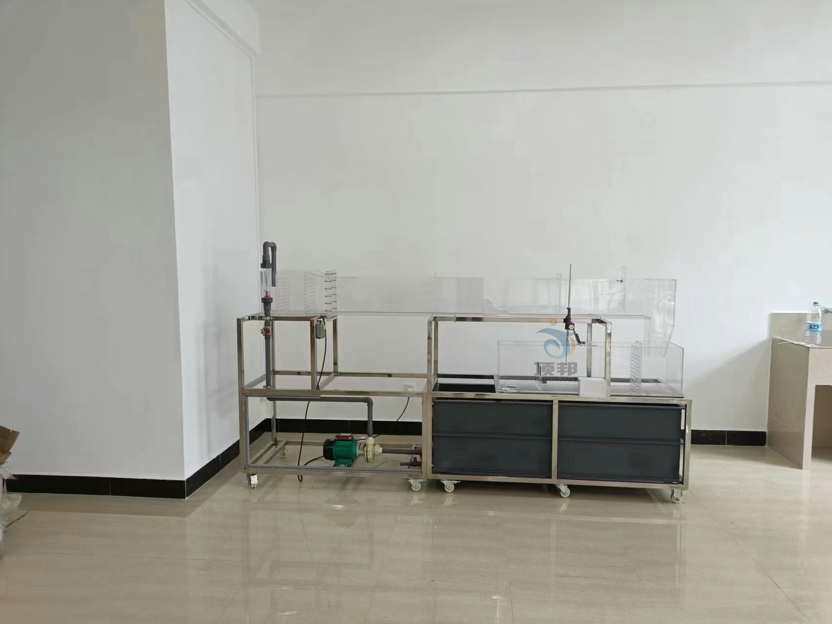 變底坡活動小水槽